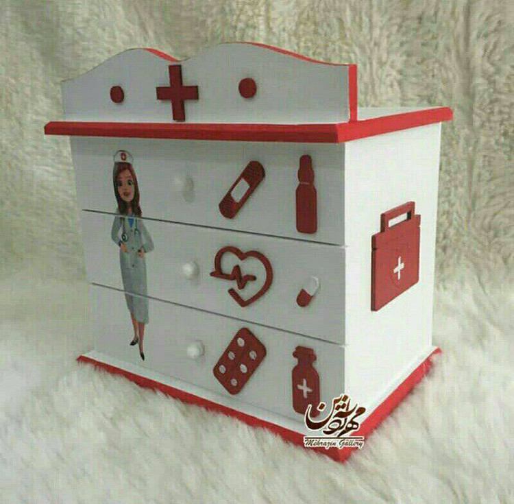 سه کشوتاجدار چوبی کمکهای اولیه گالری مهرآذین کد ۱۰۸