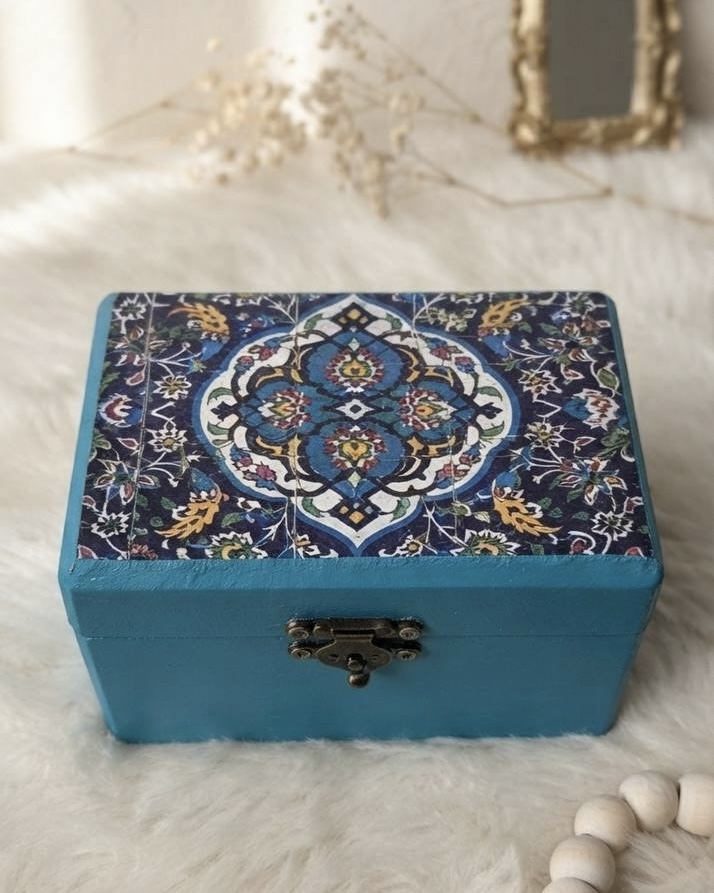جعبه هدیه چوبی طرح‌ کاشی ایرانی گالری مهرآذین