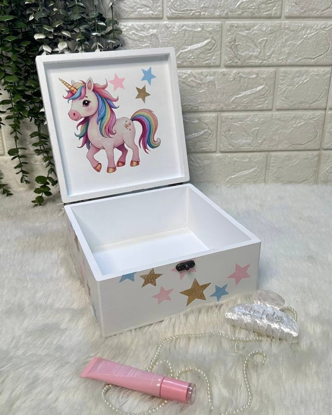 جعبه چوبی دخترانه گالری مهرآذین طرح اسب تک شاخ کد ۱۳۶